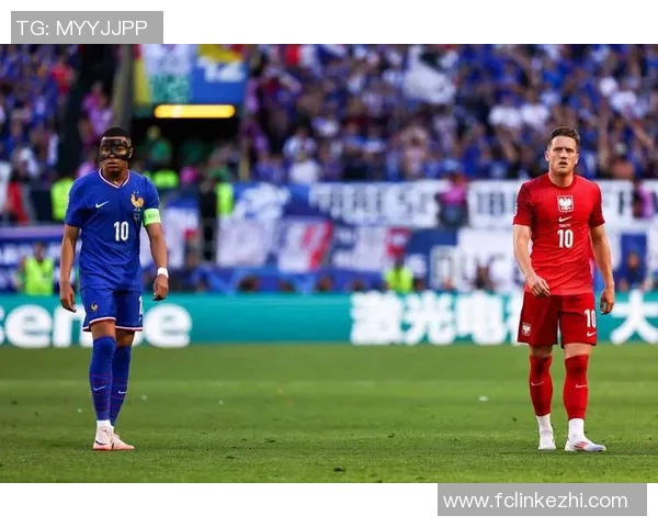 法国与波兰足球明星同框合影展现友谊与竞技精神的精彩瞬间